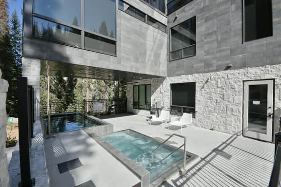 Chill Ski In/Out Condo 103