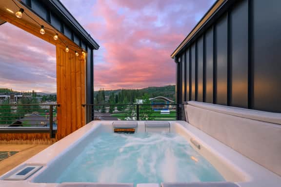 Rendezvous Center Rooftop Spa 92