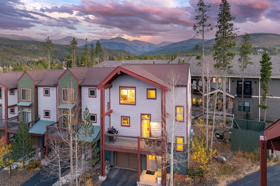 Wolf Park Chalet 100